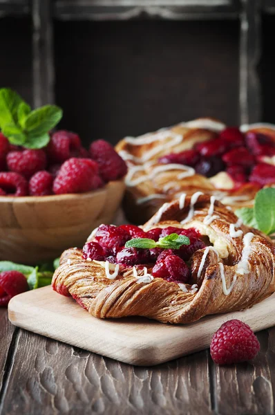 Pasteles caseros dulces con bayas frescas — Foto de Stock