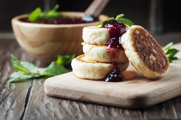 Tasty cottage cheese pancakes — Stock Photo, Image