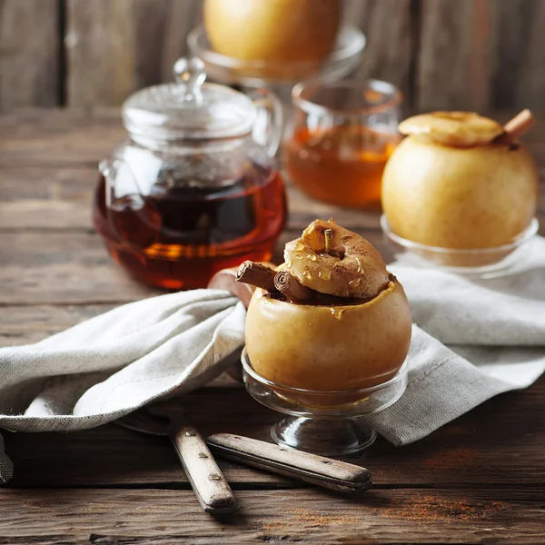 Baked apples with honey and cinnamon — Stock Photo, Image
