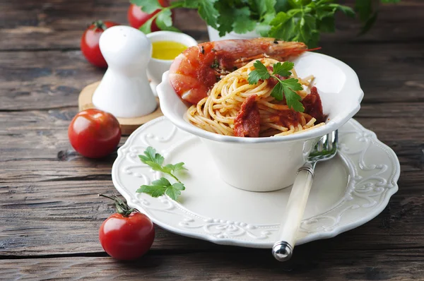 Espaguetis italianos con gambas y perejil — Foto de Stock