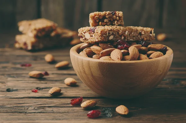 Barra de cereales con almendras y bayas —  Fotos de Stock