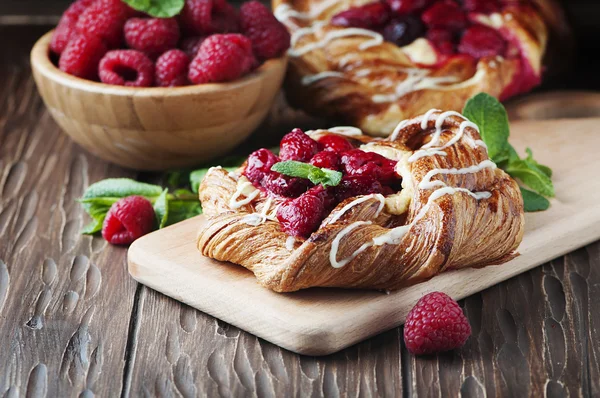 Sweet homemade cakes with fresh berries — Stock Photo, Image