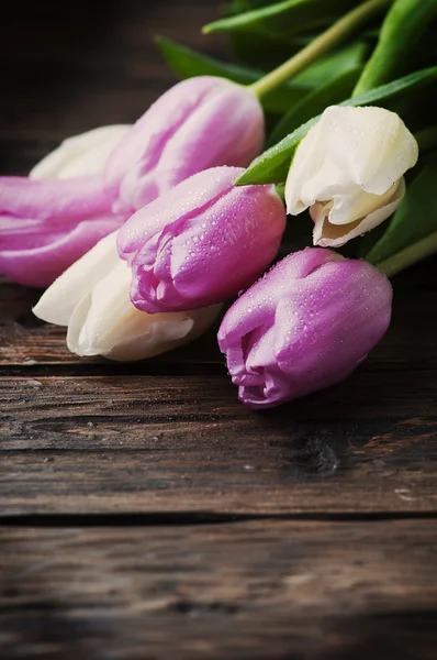 Ramo de tulipanes sobre mesa de madera —  Fotos de Stock