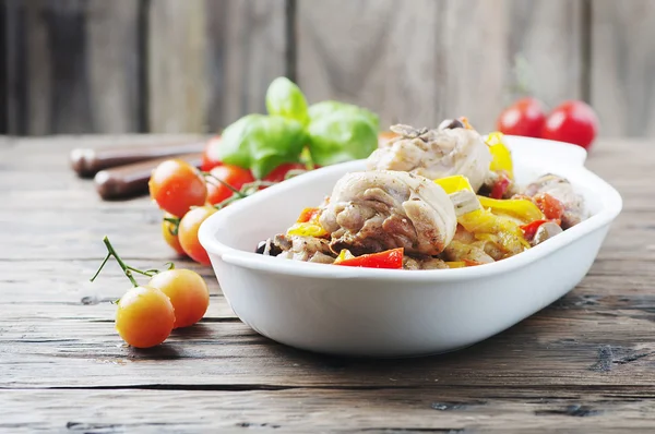 Pollo cocido con tomate, oliva y pimentón — Foto de Stock