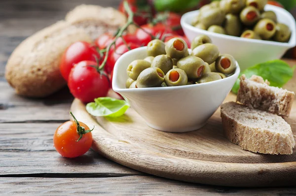 Spanish olives with tomatoes — Stock Photo, Image