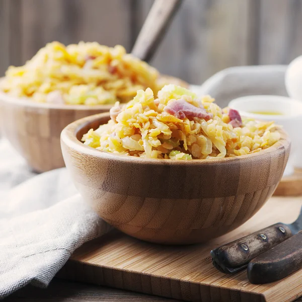 Salada saudável com lentilha, legumes e presunto — Fotografia de Stock