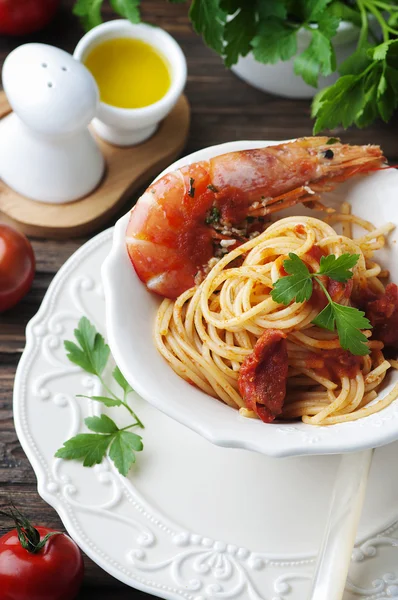 Spaghetti mit Garnelen und Petersilie — Stockfoto