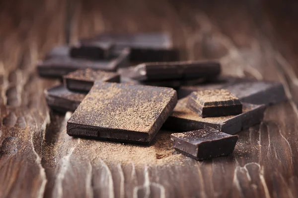 Ciocolată neagră pe masă de lemn — Fotografie, imagine de stoc