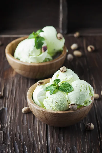 Pistachio ice cream with mint and nuts — Stock Photo, Image