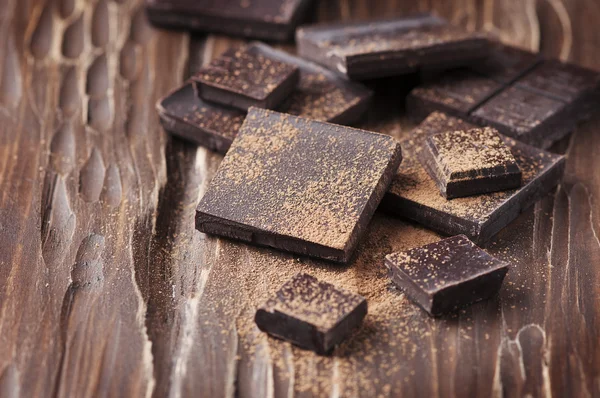 Ciocolată neagră pe masă de lemn — Fotografie, imagine de stoc