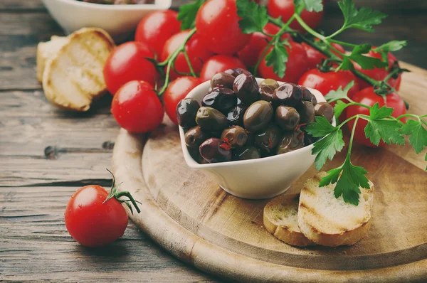 Olives with tomatoes and parsley — Stock Photo, Image