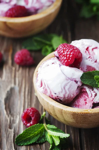 アイスクリーム予測に基づくラズベリーとミントの香り — ストック写真