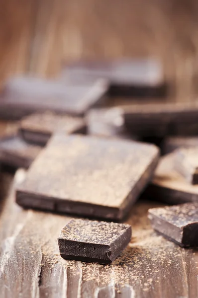 Chocolate escuro na mesa de madeira — Fotografia de Stock