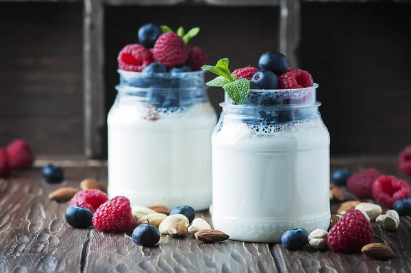 Yogur saludable con bayas y frutos secos —  Fotos de Stock