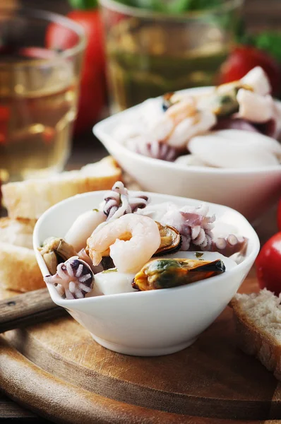 Ensalada de mariscos con vino blanco — Foto de Stock