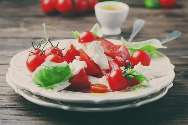 Ιταλική σαλάτα caprese με ΝΤΟΜΑΤΕΣ και ΜΟΤΣΑΡΕΛΑ — Φωτογραφία Αρχείου