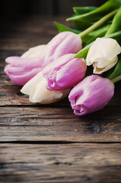 Ramo de tulipanes sobre mesa de madera —  Fotos de Stock