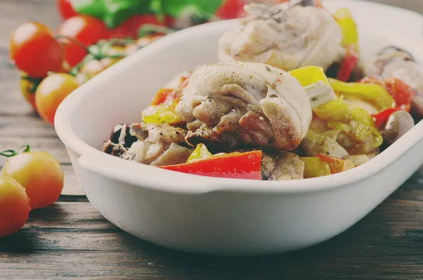 Pişmiş tavuk domates, zeytin ve kırmızı biber ile