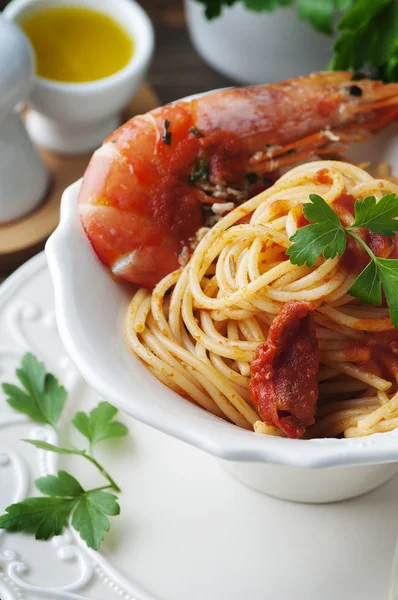 Esparguete italiano com camarão e salsa — Fotografia de Stock