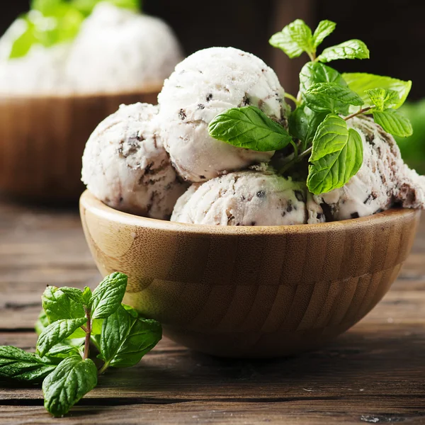 ミントと甘いアイスクリーム — ストック写真