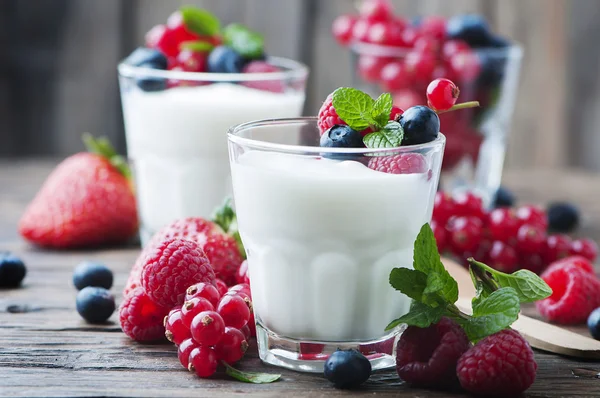 Здорові йогурти з сумішшю ягід — стокове фото