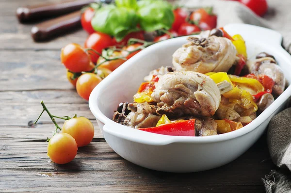 Pişmiş tavuk domates, zeytin ve kırmızı biber ile