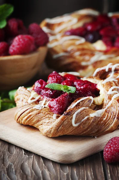 Sweet homemade cakes with fresh berries — Stock Photo, Image