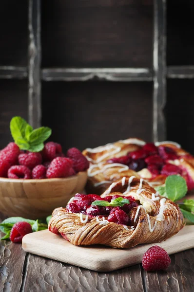 Pasteles caseros dulces con bayas frescas — Foto de Stock