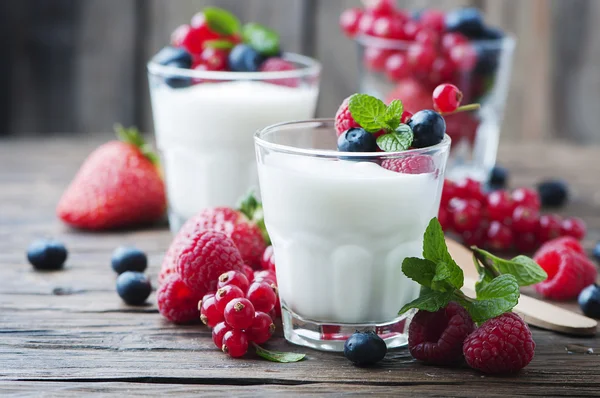 Healthy yogurts with mix of berries — Stock Photo, Image