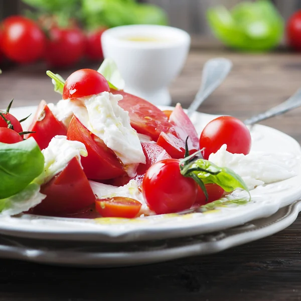 Włoska sałatka caprese z pomidorami i mozzarellą — Zdjęcie stockowe