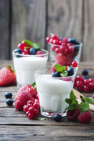 Yogur saludable con mezcla de bayas —  Fotos de Stock