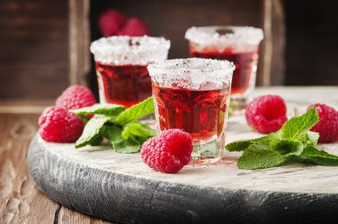 Ahududu ile kırmızı tatlı kokteyl