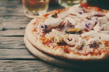 Deniz ürünleri ile geleneksel İtalyan pizza