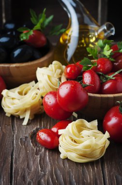 İtalyan spagetti domates ve zeytin