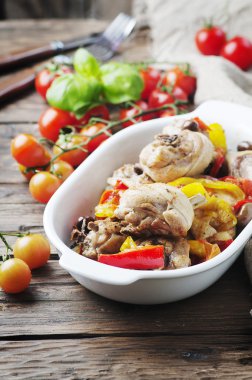 Pişmiş tavuk domates, zeytin ve kırmızı biber ile