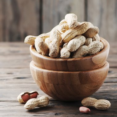 Ahşap masa üzerinde kase fıstık