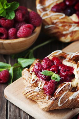 Taze çilek ile tatlı ev yapımı kek