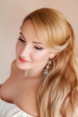 Güzel sarışın nişanlısı