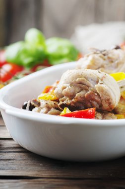 Pişmiş tavuk domates, zeytin ve kırmızı biber ile