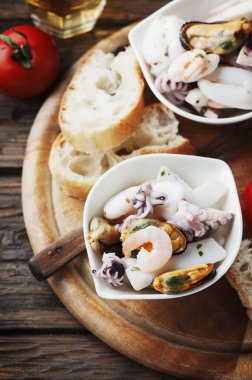 Beyaz şarap ile deniz ürünleri salatası