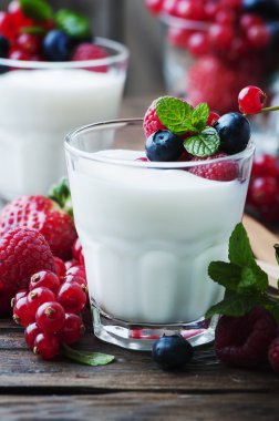 Çilek karışımı ile sağlıklı yoğurt