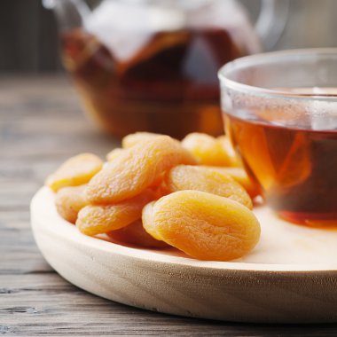 Tatlı kayısı çay ile kurutulmuş