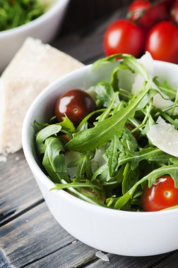 Roka ve domates ile sağlıklı salata