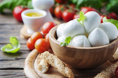 Domates ve fesleğen ile İtalyan Mozzarella peyniri