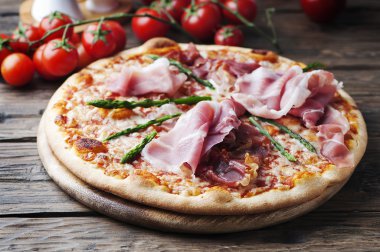 İtalyan pizza jambon ve kuşkonmaz ile