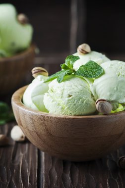 Nane ve fındık ile fıstıklı dondurma