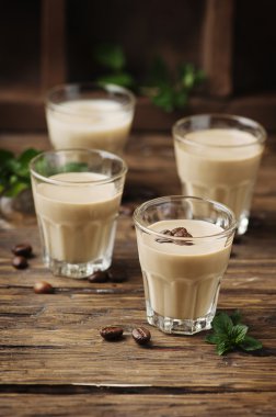 Soğuk krem kahve ve nane ile