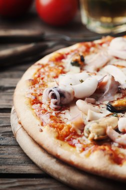 Deniz ürünleri ile geleneksel İtalyan pizza