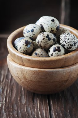 Tahta masadaki bıldırcın yumurtaları.