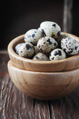 Tahta masadaki bıldırcın yumurtaları.